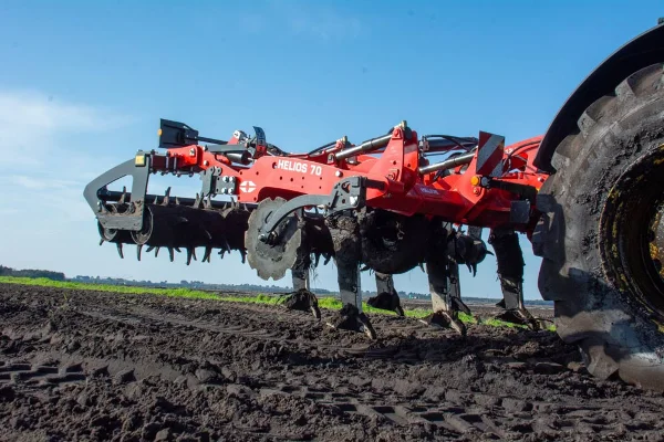 GREGOIRE-BESSON-TRAVAIL-DU-SOL-DECOMPACTEUR---helios-70-135.jpg